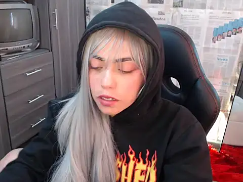 i am nina  online show from November 11, 2025, 5:41 pm