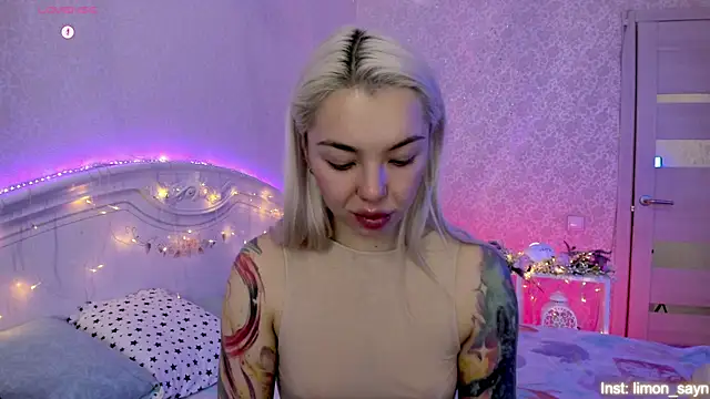 LillyMoure  online show from November 11, 2025, 11:31 pm