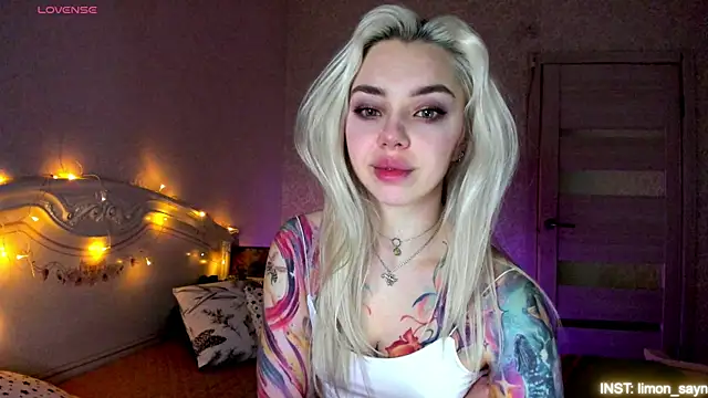 LillyMoure  online show from April 15, 2026, 11:38 pm