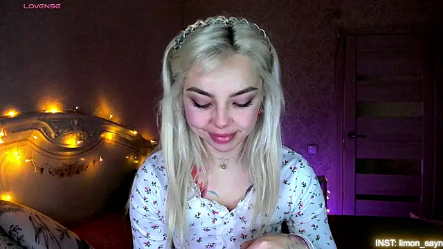 LillyMoure  online show from April 5, 2026, 11:22 pm