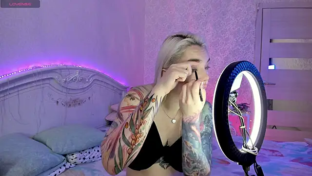 LillyMoure  online show from November 14, 2025, 11:41 pm