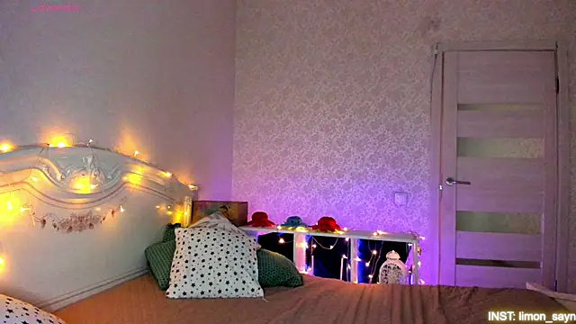 LillyMoure  online show from April 12, 2026, 11:30 pm