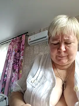 EffectFiona online show from September 22, 2025, 4:29 am