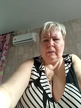 EffectFiona online show from November 1, 2025, 5:03 am