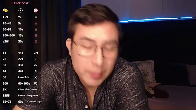 andrewmhilton  online show from November 18, 2025, 7:11 am