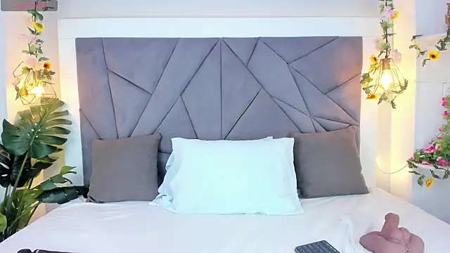 KiarhaTrixie online show from November 19, 2025, 3:17 am