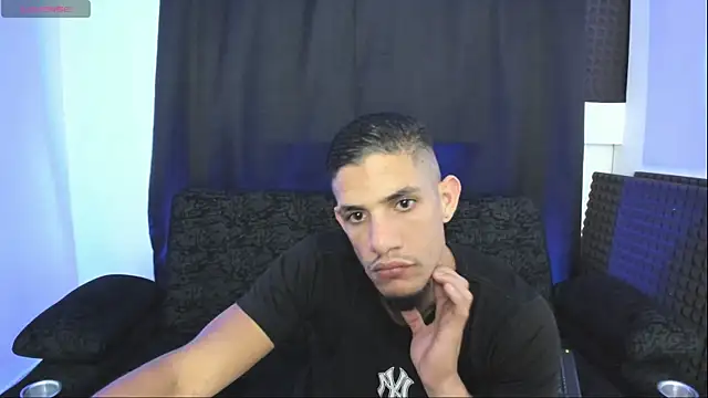 jhonnysnow17 online show from May 15, 2026, 8:45 am