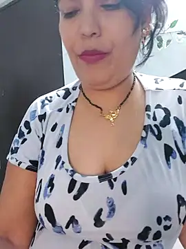 Poojabhabi101 online show from November 6, 2025, 5:39 pm