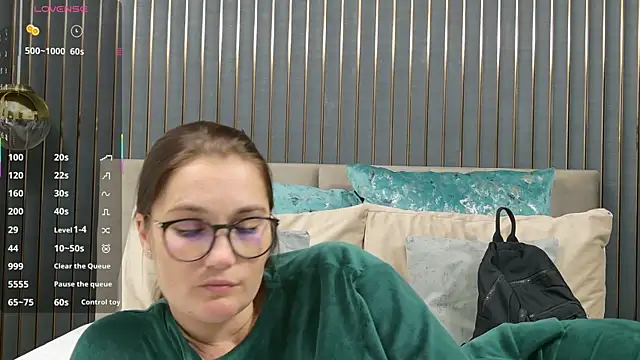 Snapshot of SelineSole chatting on November 4, 2025, 4:00 pm SelineSole online show from November 4, 2025, 4:00 pm