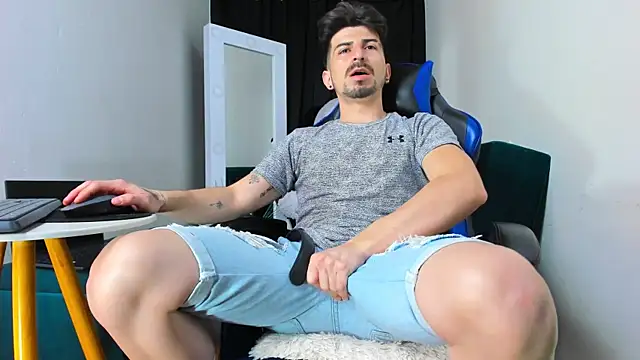 LiamCossio  online show from January 8, 2025, 11:30 pm