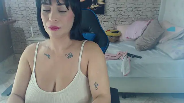 Snapshot of AlissonTyler4u chatting on January 14, 2026, 10:24 pm AlissonTyler4u online show from January 14, 2026, 10:24 pm