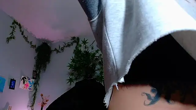 VickyJackson  online show from October 21, 2025, 7:35 pm