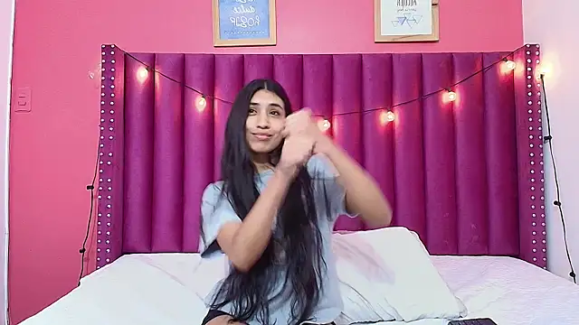 Snapshot of littlee_emilyy_ chatting on January 22, 2025, 5:59 am littlee emilyy online show from January 22, 2025, 5:59 am