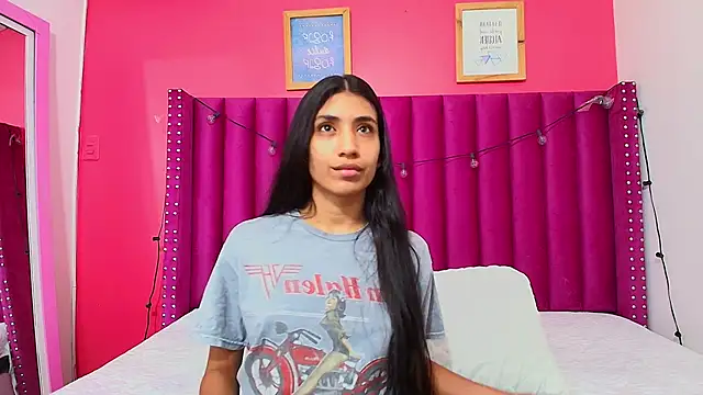 Snapshot of littlee_emilyy_ chatting on January 22, 2025, 2:48 am littlee emilyy online show from January 22, 2025, 2:48 am