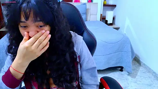 laureentt  online show from November 13, 2025, 3:32 am