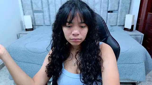 Snapshot of laureentt_ chatting on February 16, 2026, 3:27 am laureentt online show from February 16, 2026, 3:27 am