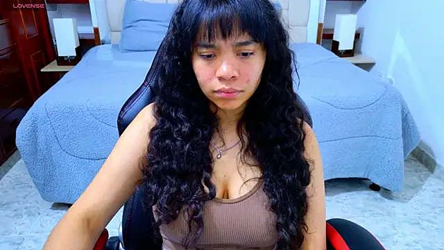 laureentt  online show from November 17, 2025, 3:10 am