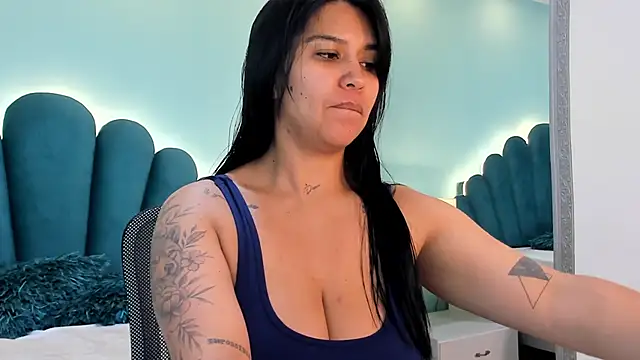 sharlott18 online show from November 10, 2025, 1:27 pm