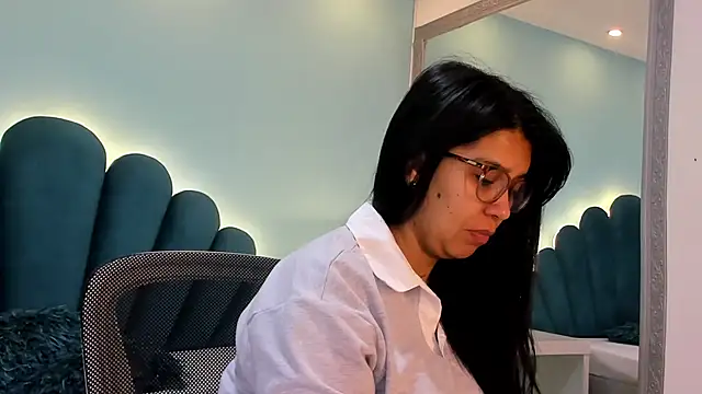 sharlott18 online show from November 9, 2025, 11:47 am