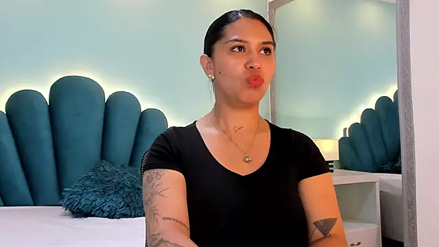 sharlott18 online show from October 22, 2025, 1:21 pm