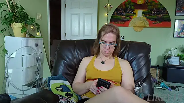 Snapshot of Linzy_19 chatting on September 16, 2025, 3:35 pm Linzy 19 online show from September 16, 2025, 3:35 pm