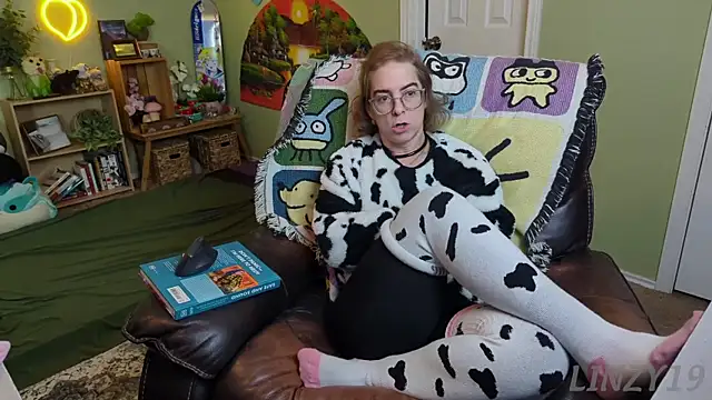 Snapshot of Linzy_19 chatting on February 14, 2025, 3:26 pm Linzy 19 online show from February 14, 2025, 3:26 pm