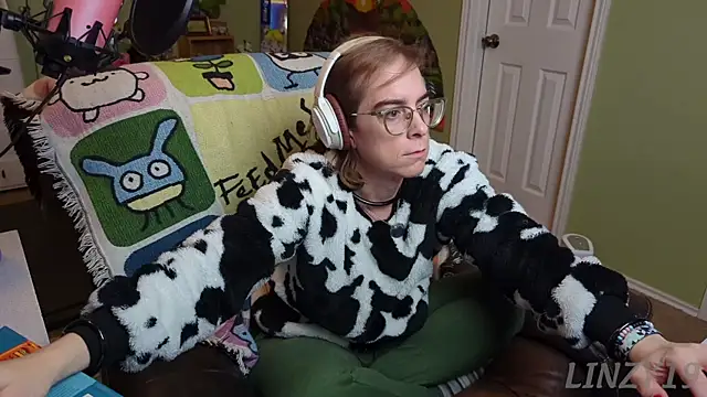 Snapshot of Linzy_19 chatting on February 22, 2025, 3:23 am Linzy 19 online show from February 22, 2025, 3:23 am