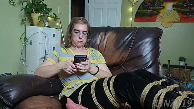 Snapshot of Linzy_19 chatting on September 14, 2025, 3:40 am Linzy 19 online show from September 14, 2025, 3:40 am