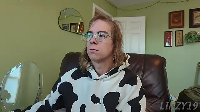 Snapshot of Linzy_19 chatting on November 5, 2025, 2:53 pm Linzy 19 online show from November 5, 2025, 2:53 pm