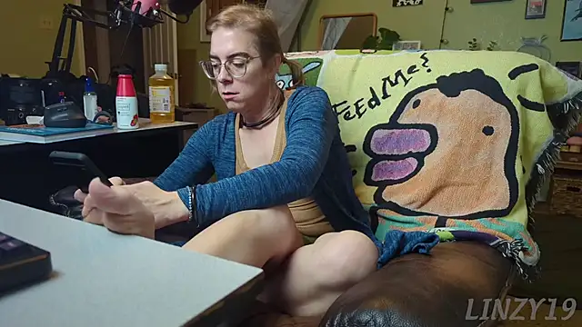 Snapshot of Linzy_19 chatting on March 2, 2025, 1:26 am Linzy 19 online show from March 2, 2025, 1:26 am