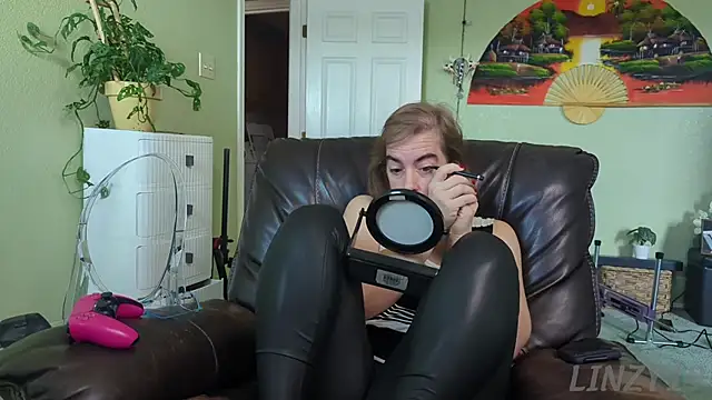 Snapshot of Linzy_19 chatting on September 13, 2025, 3:34 pm Linzy 19 online show from September 13, 2025, 3:34 pm