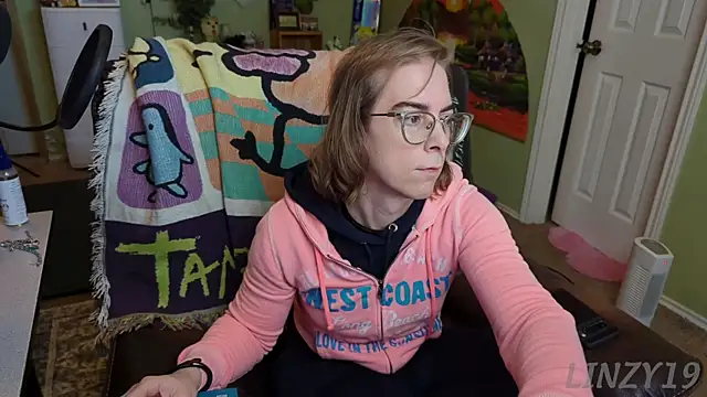 Snapshot of Linzy_19 chatting on February 16, 2025, 6:43 pm Linzy 19 online show from February 16, 2025, 6:43 pm