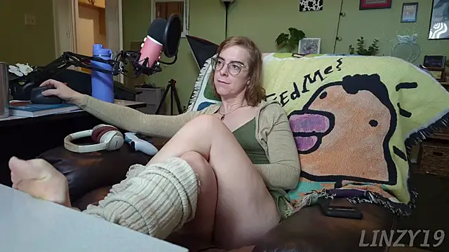 Snapshot of Linzy_19 chatting on March 6, 2025, 6:05 pm Linzy 19 online show from March 6, 2025, 6:05 pm