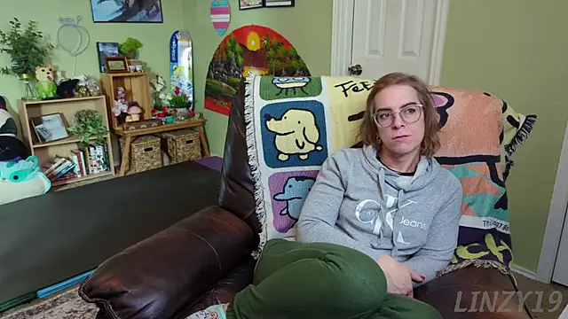 Snapshot of Linzy_19 chatting on February 13, 2025, 10:00 pm Linzy 19 online show from February 13, 2025, 10:00 pm