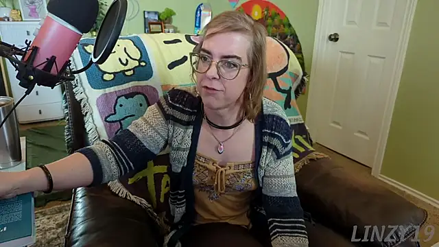 Snapshot of Linzy_19 chatting on February 27, 2025, 8:31 pm Linzy 19 online show from February 27, 2025, 8:31 pm