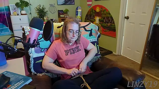 Snapshot of Linzy_19 chatting on March 18, 2025, 3:22 pm Linzy 19 online show from March 18, 2025, 3:22 pm