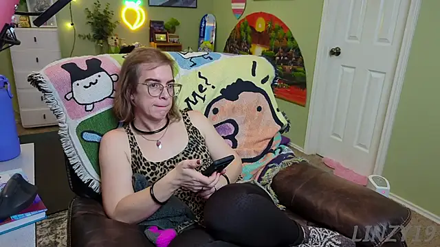 Snapshot of Linzy_19 chatting on February 19, 2025, 7:37 pm Linzy 19 online show from February 19, 2025, 7:37 pm