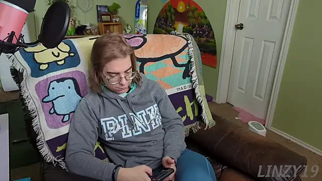 Snapshot of Linzy_19 chatting on February 21, 2025, 5:20 pm Linzy 19 online show from February 21, 2025, 5:20 pm