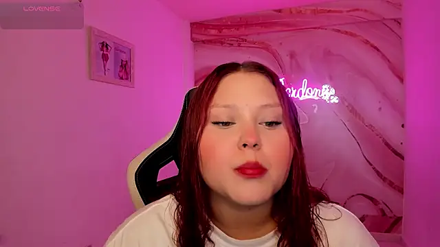 YuliCardona  online show from November 5, 2025, 5:05 pm