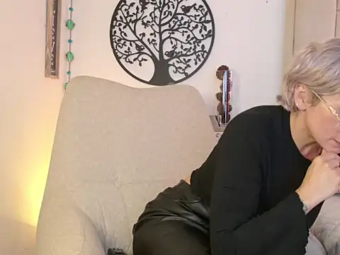 ssamanthaxmami online show from April 6, 2026, 5:25 pm