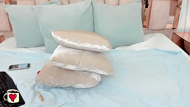 Snapshot of charis_hill chatting on November 19, 2025, 2:00 am charis hill online show from November 19, 2025, 2:00 am