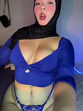 Snapshot of aneesa_darzi chatting on February 1, 2025, 10:44 pm aneesa darzi online show from February 1, 2025, 10:44 pm