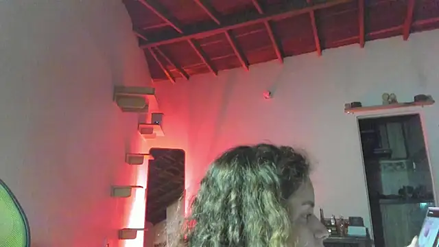 Snapshot of Rainbow_leia chatting on April 28, 2026, 11:31 pm Rainbow leia online show from April 28, 2026, 11:31 pm