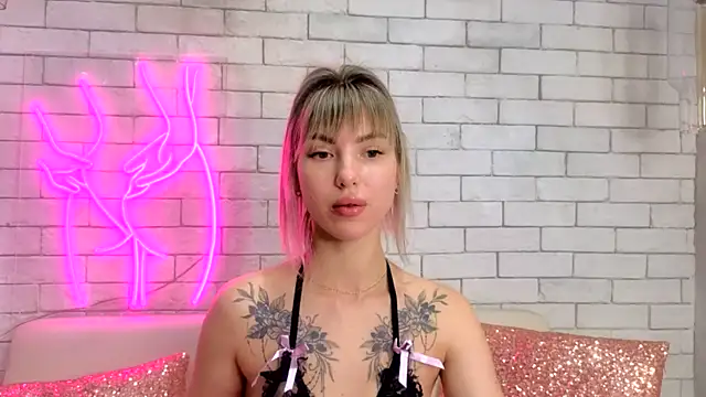 Snapshot of MiaMinx chatting on January 27, 2025, 10:38 pm MiaMinx online show from January 27, 2025, 10:38 pm