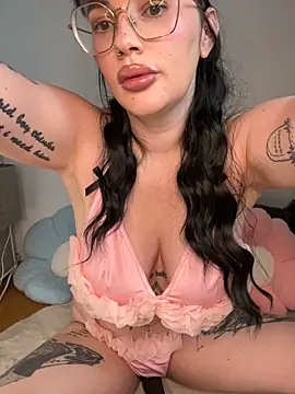 Snapshot of Mona-Peaches chatting on October 1, 2025, 10:09 am Mona-Peaches online show from October 1, 2025, 10:09 am