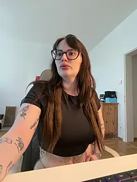 Snapshot of Mona-Peaches chatting on May 19, 2026, 7:48 am Mona-Peaches online show from May 19, 2026, 7:48 am