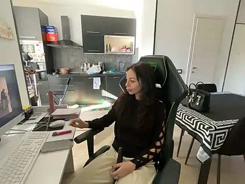 Chloe Ricci online show from November 11, 2025, 9:48 am