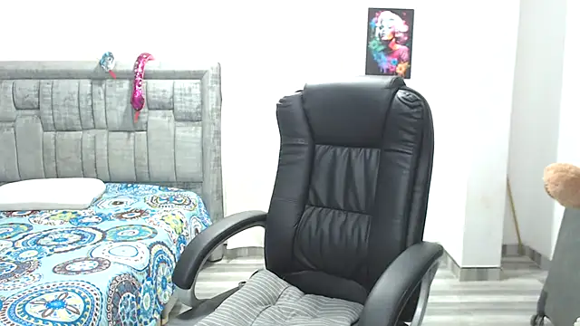 LAURA CRAIZY online show from September 10, 2025, 2:32 am