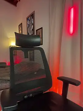 Snapshot of HannahW_ chatting on February 10, 2026, 10:20 pm HannahW online show from February 10, 2026, 10:20 pm