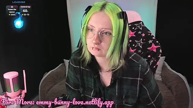 Snapshot of EmmyBunny chatting on November 17, 2025, 5:17 pm EmmyBunny online show from November 17, 2025, 5:17 pm